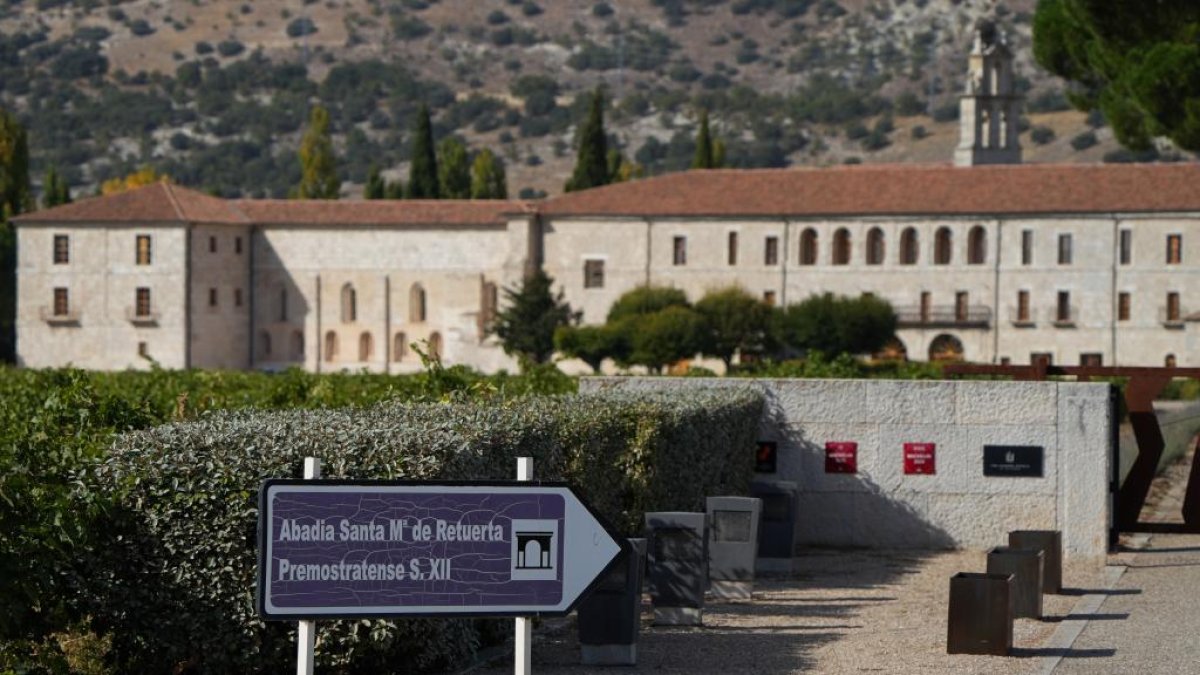 Carpas montadas a las afueras del Monasterio de Santa María de Retuerta que acogerá la boda de Stella del Carmen Banderas