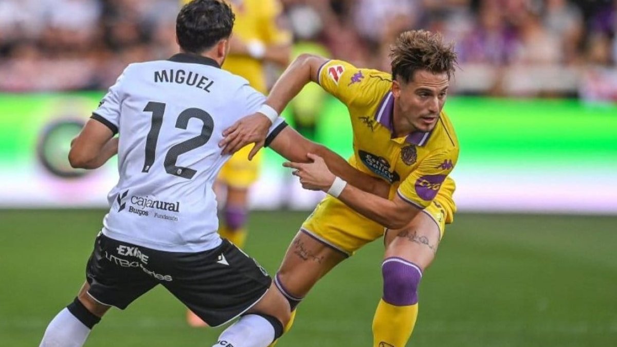 Sergi Canós en una acción ante el Burgos antes de ser sustituido por un problema físico.
