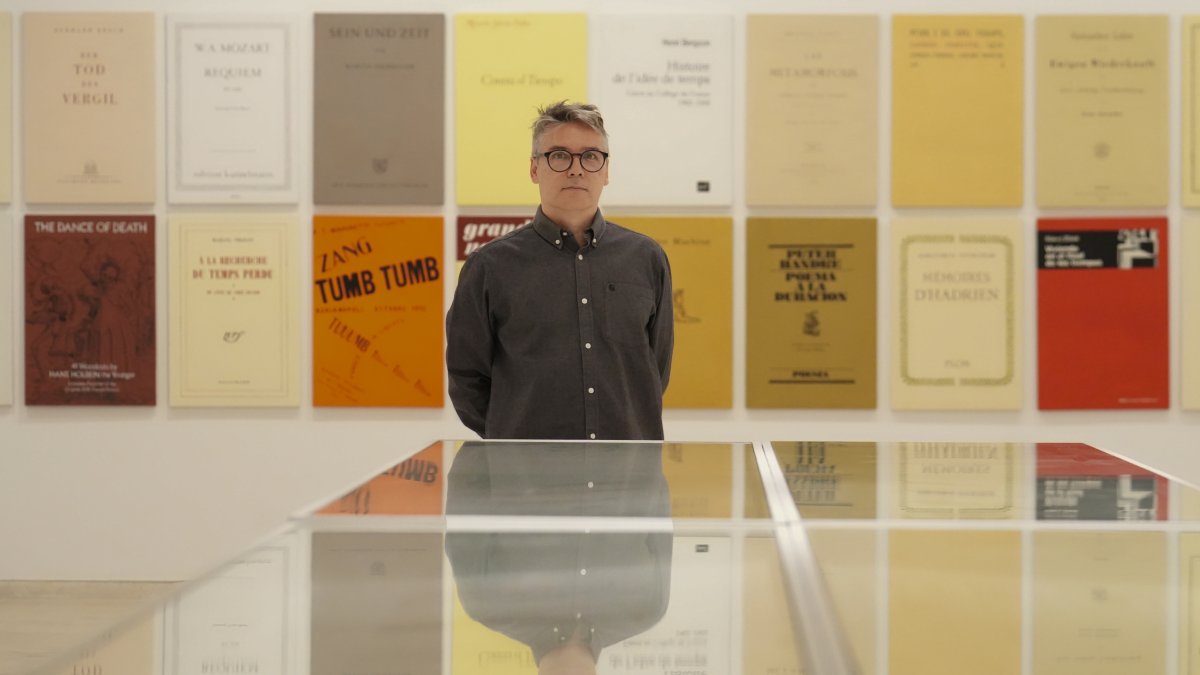 Álvaro de los Ángeles, comisario de la exposición de Xisco Mensua, junto a sus obras en el Herreriano