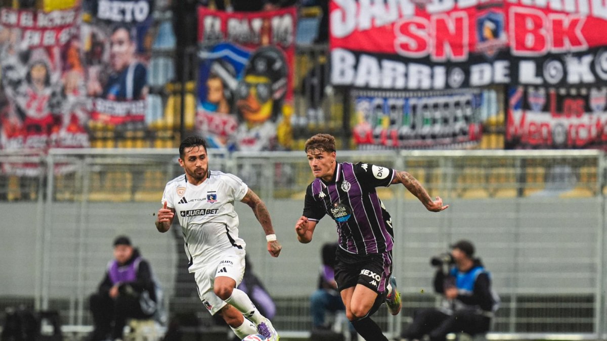 Iván Garriel, disputa un balón