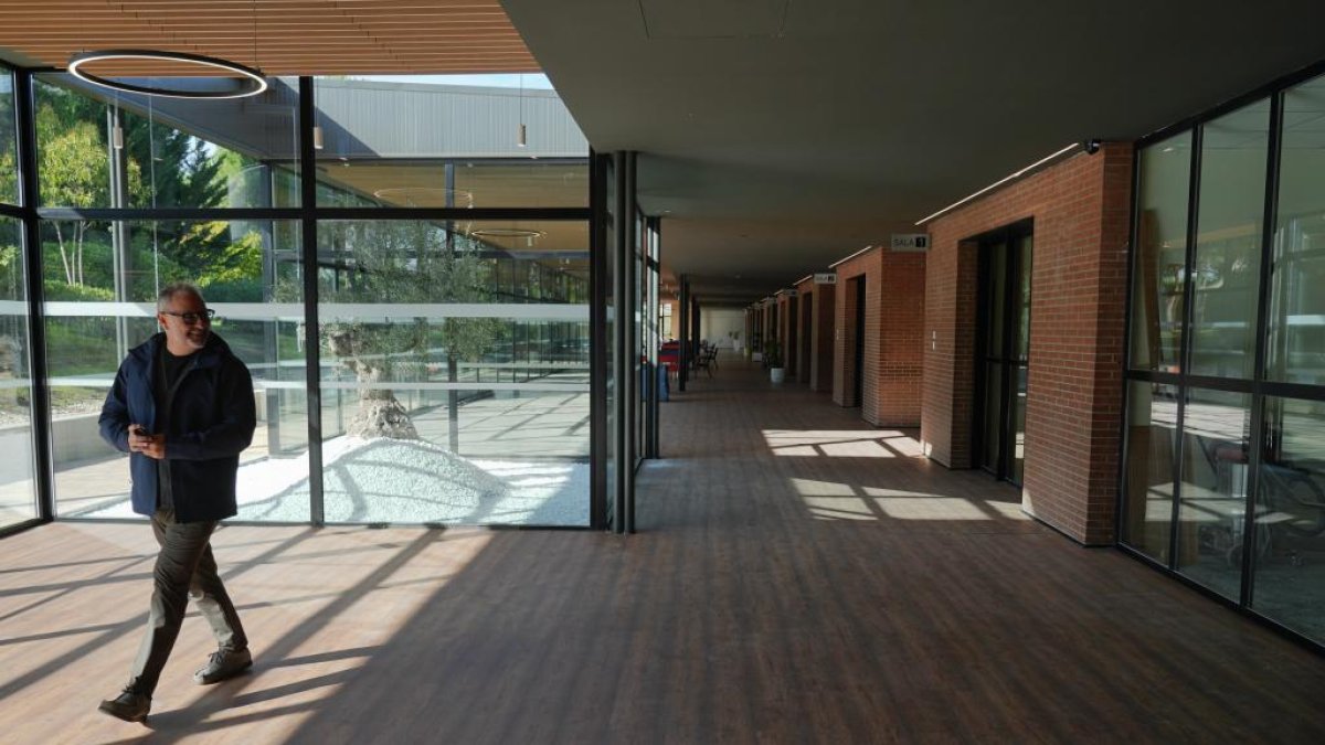 Una persona pasea por una de las estancias remodeladas del cementerio de Las Contiendas de Valladolid.