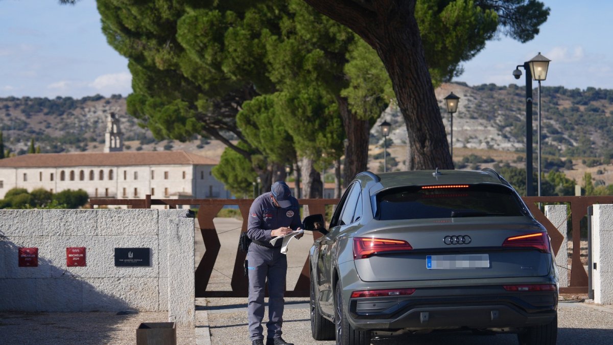 Control de seguridad en el acceso a Abadía Retuerta por la boda de la hija de Banderas.