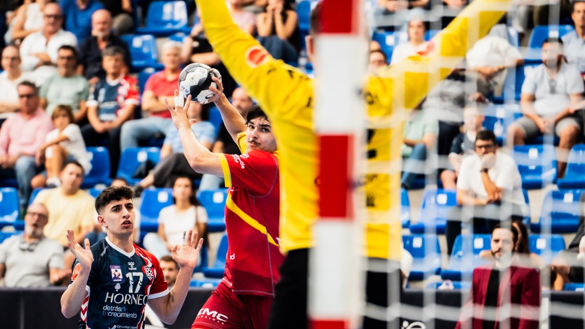 Gustavo Oliveira ante el portero Domenech.