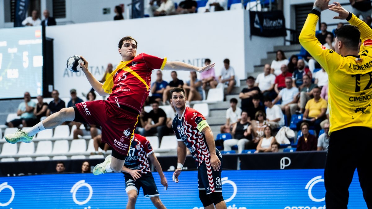Una imagen de Pablo Herrero lanzando en el duelo del Recoletas en Alicante.