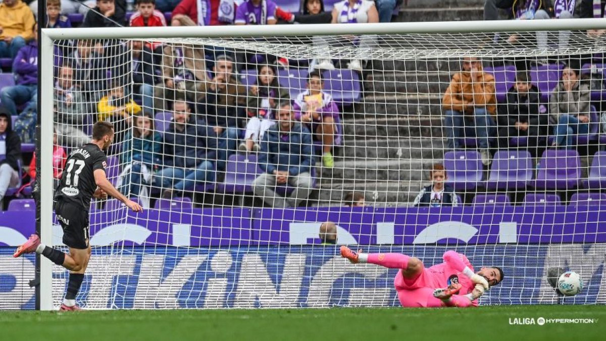 Dubasin marca el tercer gol del Sporting ante el caído Guilherme.