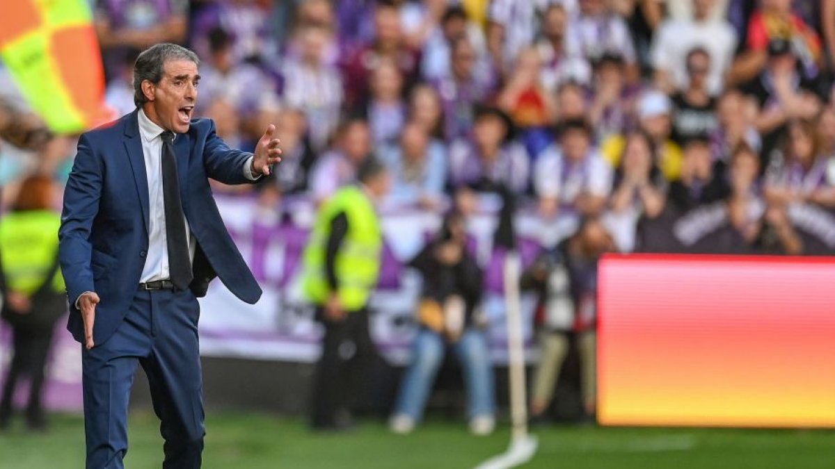 Almada en la banda durante el Real Valladolid-Sporting