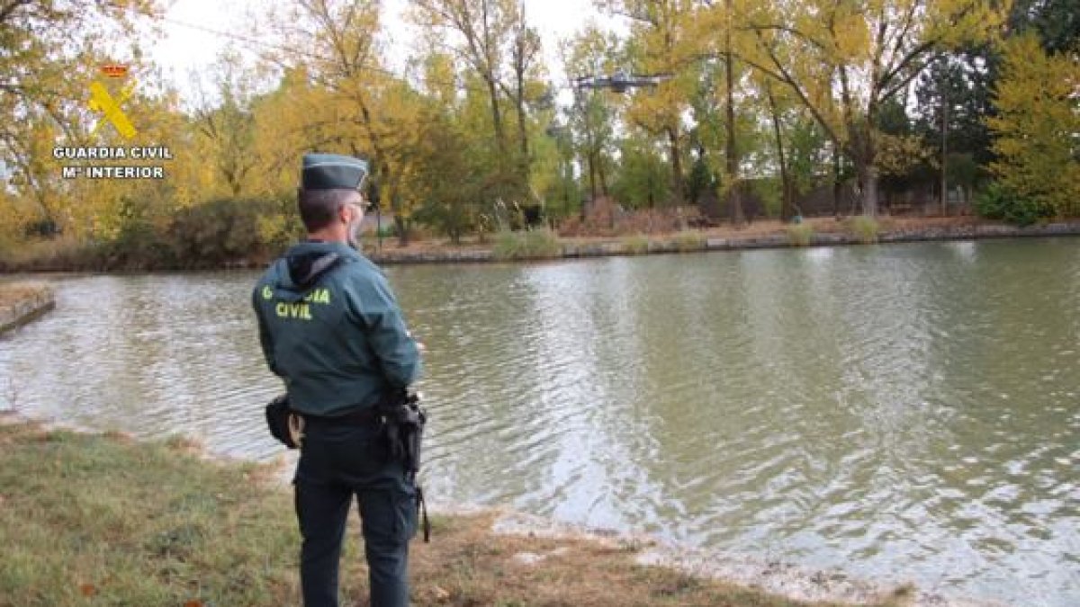 Guardia Civil en la dársena de Medina de Rioseco.
