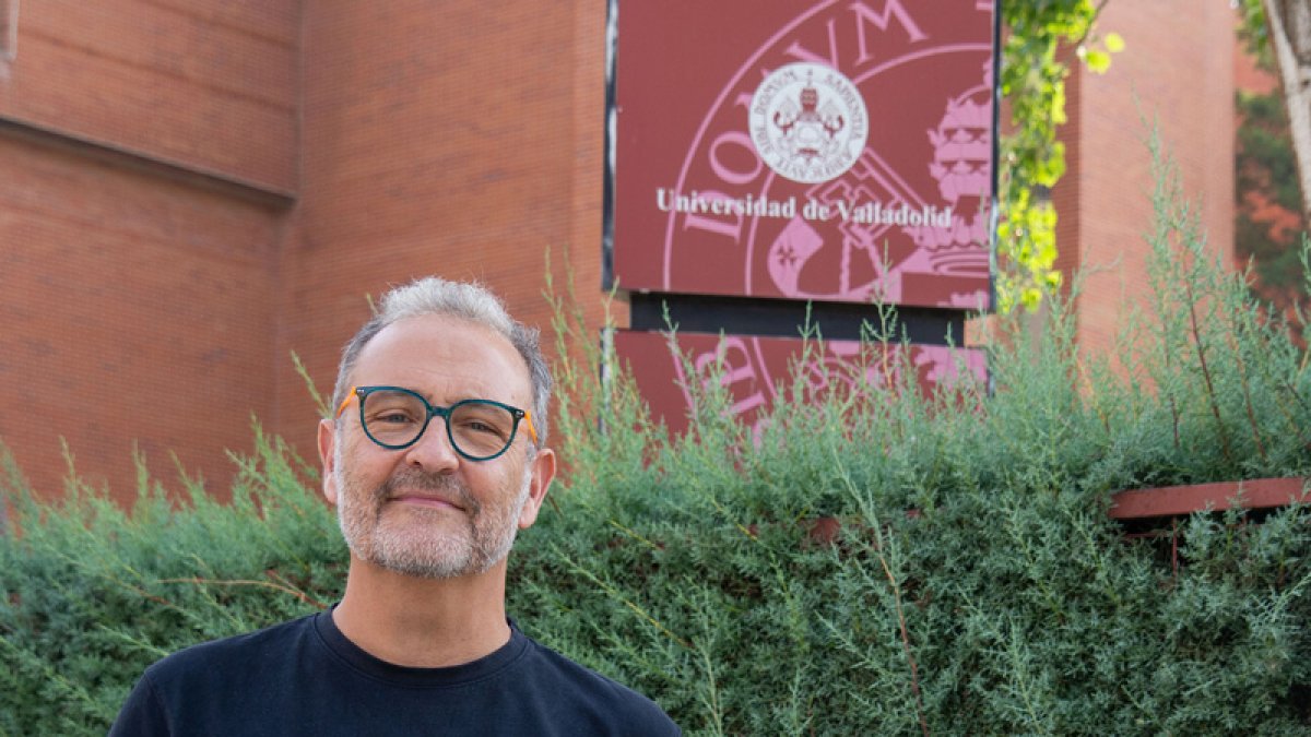 El director de la investigación, el arquitecto Javier Arias, frente a la Escuela de Arquitectura. IdeVa