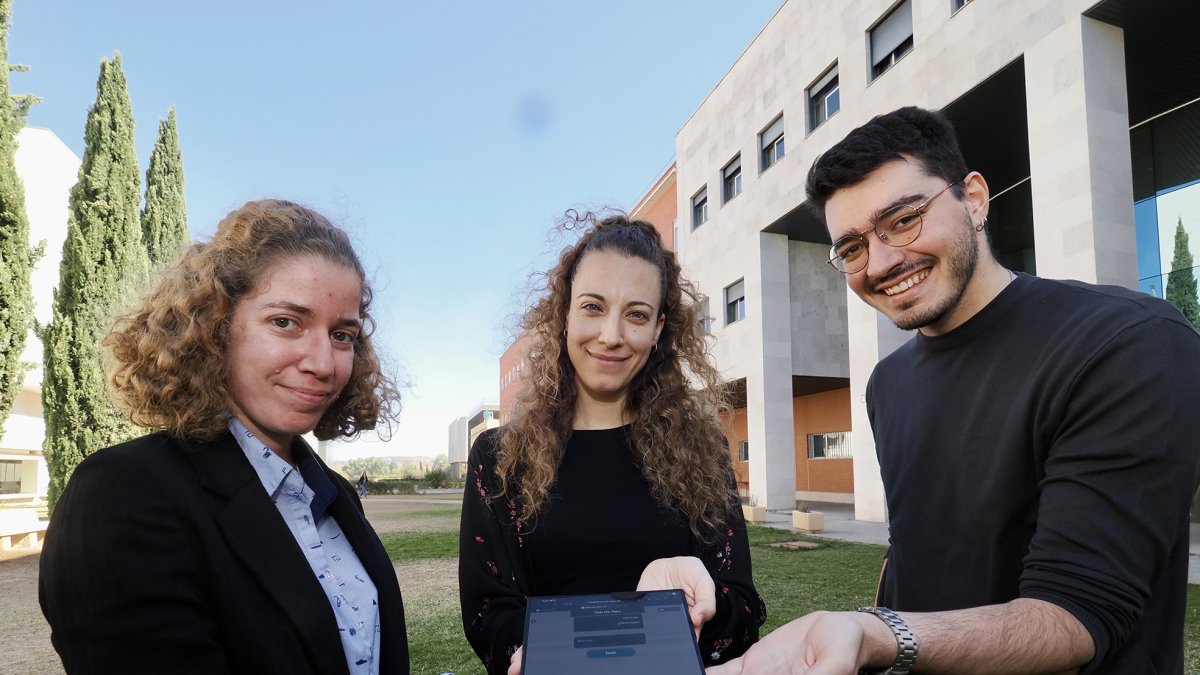 Los egresados de la UVa Mónica Sanz, Sara González y Mario Cobreros que han participado en el proyecto ‘Helpinder’