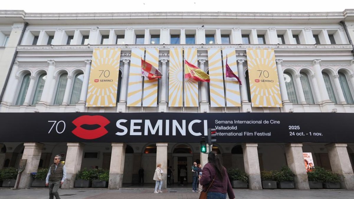 Carteles de la 70 Seminci en la fachada del Teatro Calderón