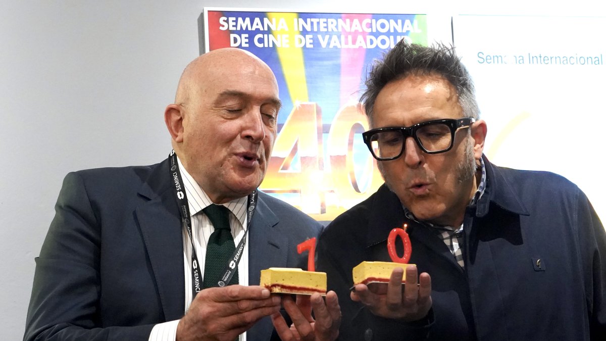 El alcalde de Valladolid, Jesús Julio Carnero y el director de Seminci, José Luis Cienfuegos, con el pastel de la Seminci