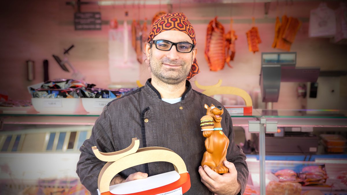 Carlos Hernández, segunda generación de carniceros, atesora ya tres premios a la Mejor Hamburguesa de Castilla y León en el último lustro por sus creaciones
