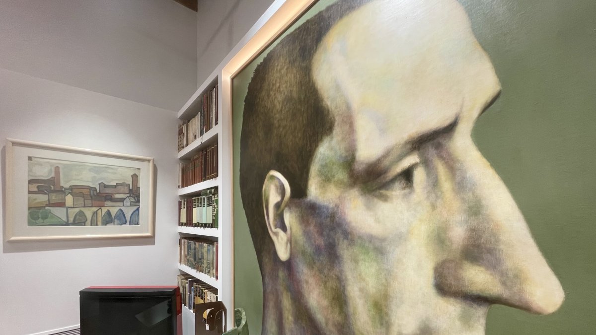 En el salón, al fondo, paisaje de Gaona y, en primer plano, retrato de Ulbricht