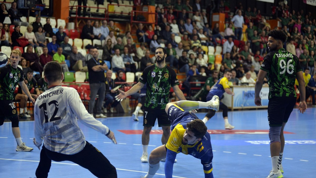 El pivote Guilherme lanza de forma acrobática ante el portero del REBI Cuenca,Tonicher.