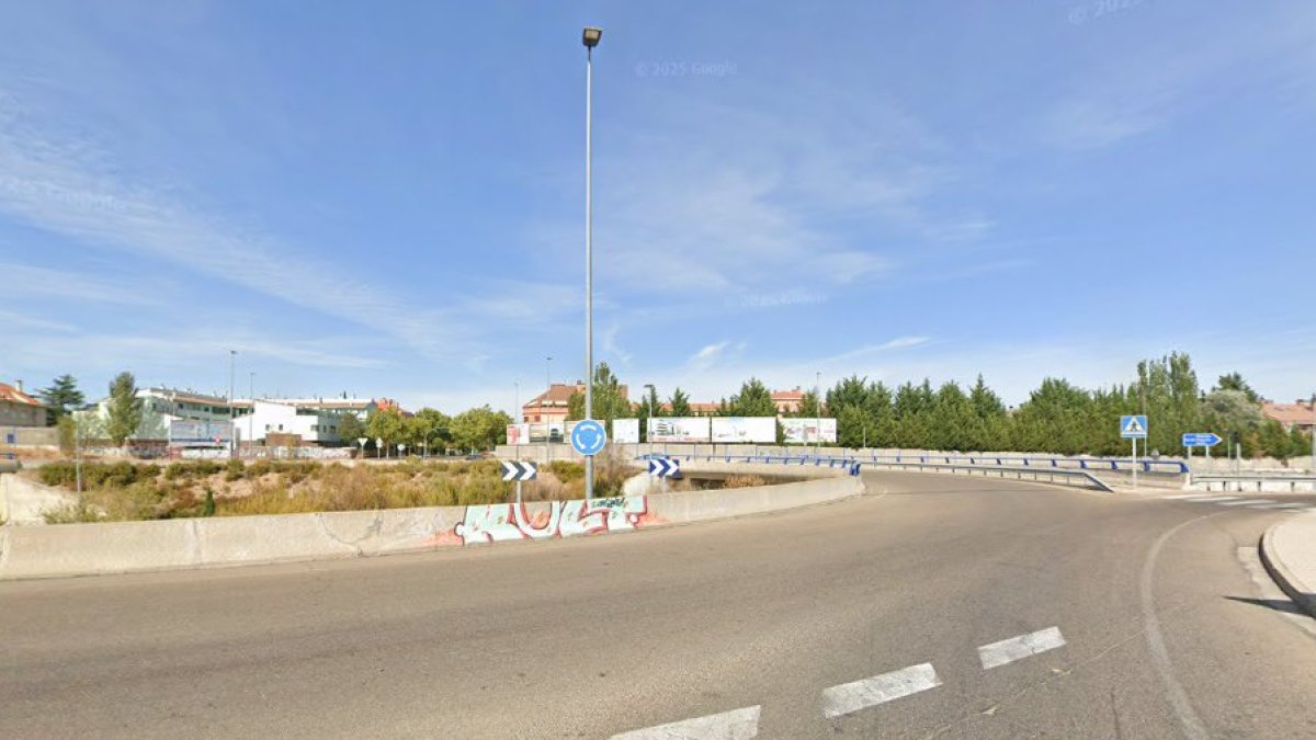 Rotonda que conecta la CL-610 con la VA-30.