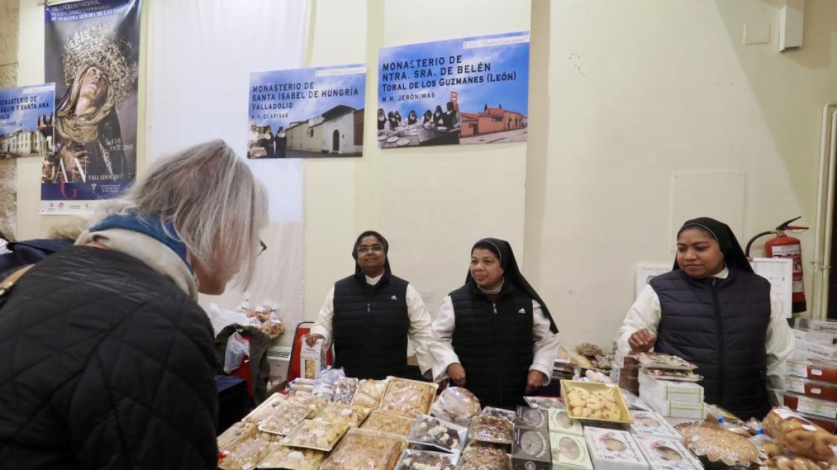 Exposición de dulces de nueve conventos en la Sala de Pasos de la Cofradía Penitencial de las Angustias.