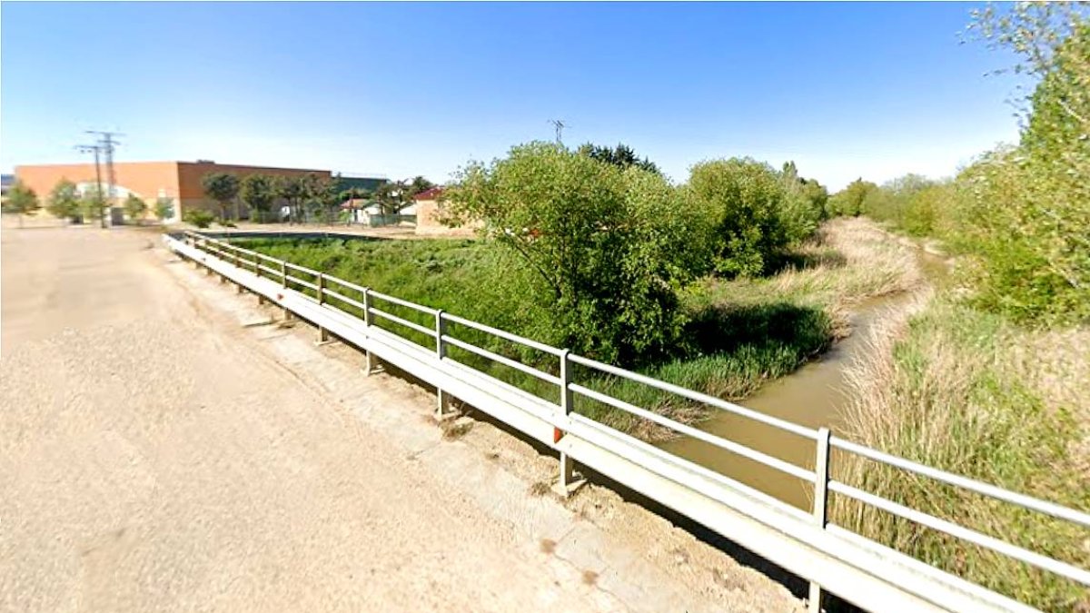 Río Sequillo a su paso por Villabrágima en las inmediaciones del polideportivo, zona donde se produjo el accidente.