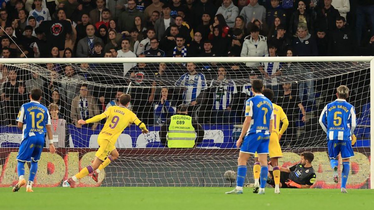 Latasa marca de penalti el 0-1 que ponía en ventaja a los blanquivioleta ante el Deportivo.