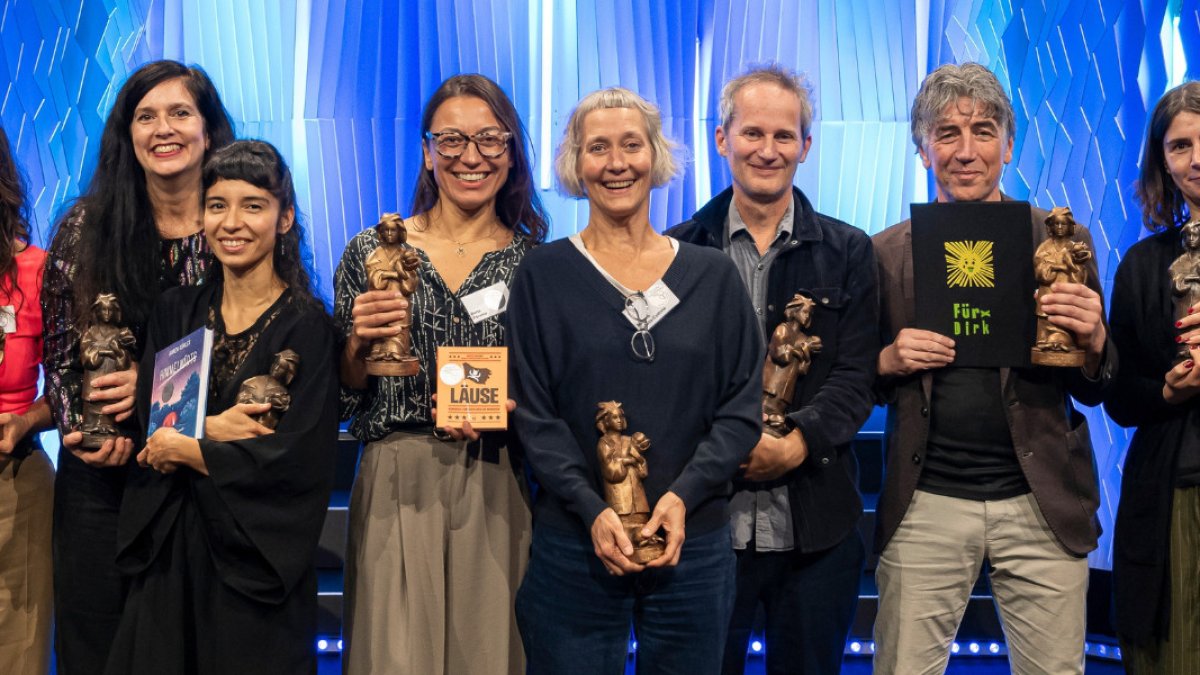 Foto de familiar de los premiados, con Páramo y Kuballa-Cottone en el centro
