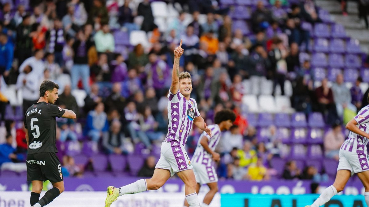 Delgado, aspirante a suplir a Marcos André, celebra su gol al Sporting.