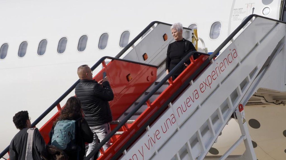 Primera salida del vuelo de Vueling a Barcelona desde al aeropuerto de Villanubla