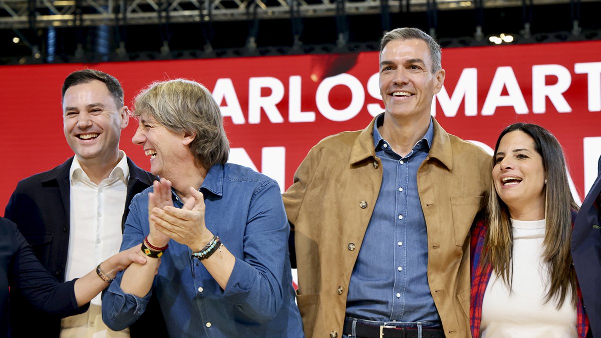 El presidente del Gobierno, Pedro Sánchez junto al secretario general del PSOECyL, Carlos Martínez