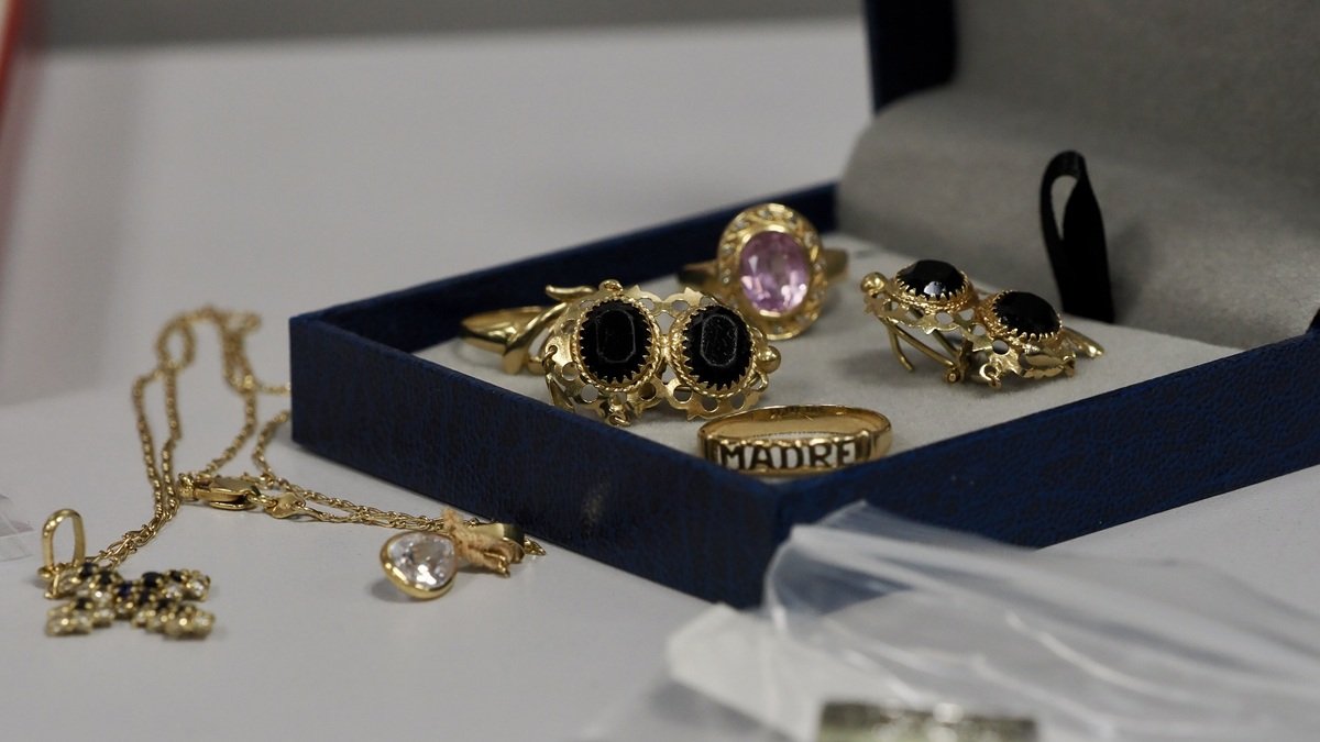 Algunas de las joyas que guarda la Policía en la ‘Oficina de objetos hallados’.
