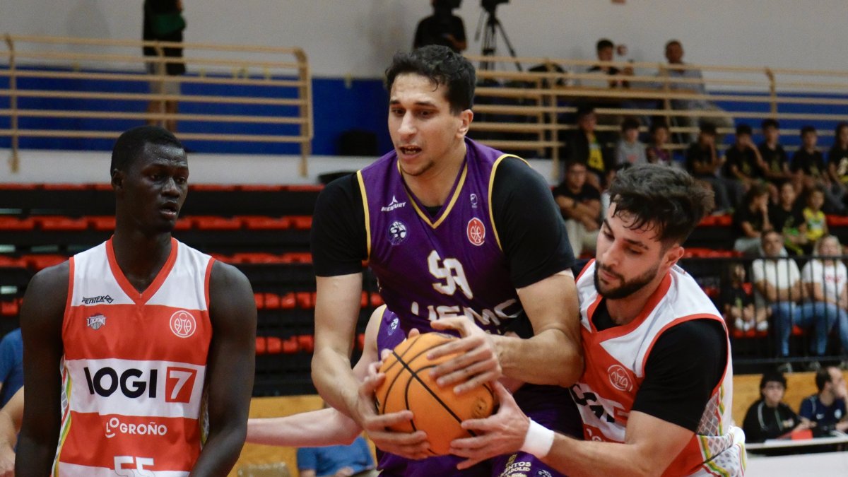 Fares Ochi pugna por el control de un balón con un jugador de Logroño.