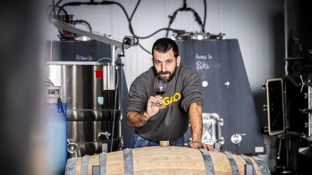 David Calvo comprueba la evolución de un Aldeas de Galia ante las singulares pirámides de hormigón por las que pasa antes de madurar en roble francés.