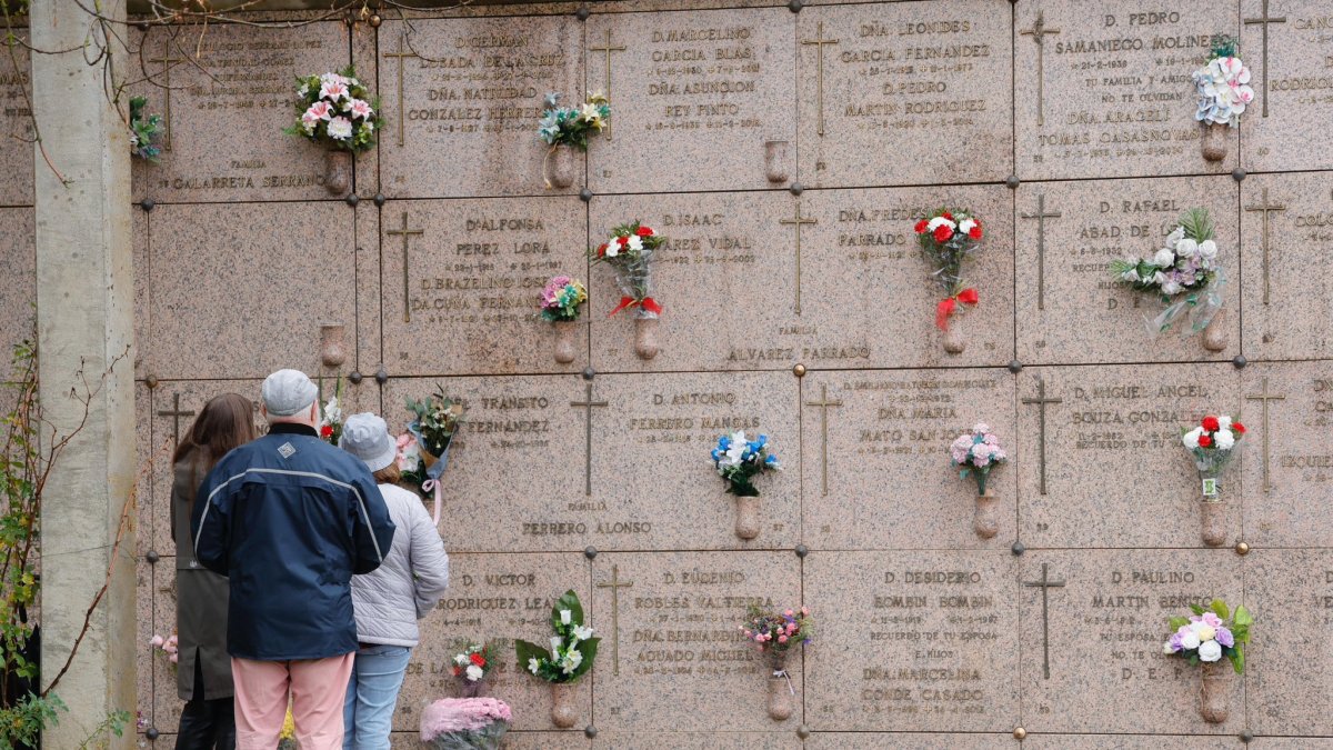 Día de Todos los Santos en el cementerio de Las Contiendas de Valladolid.