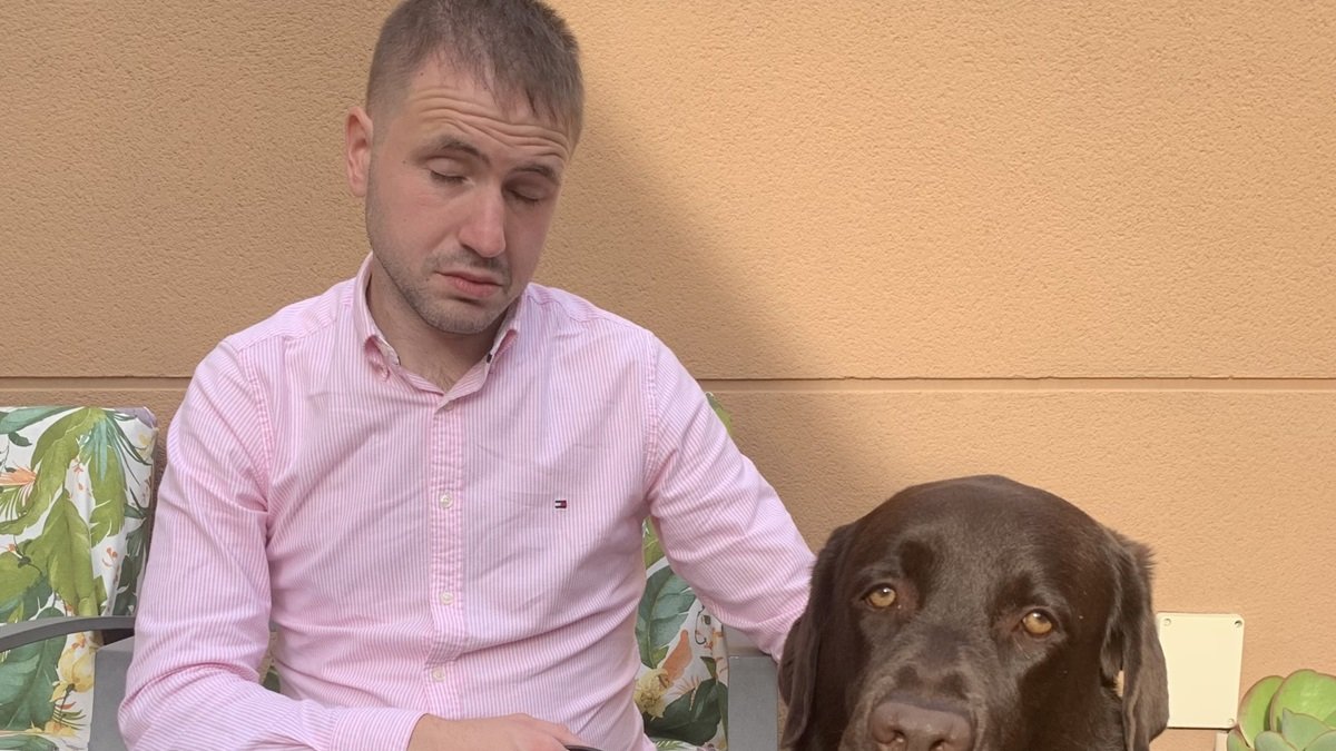 El vallisoletano Héctor Melero, fiscal en Valencia, y su perro guía Anís.