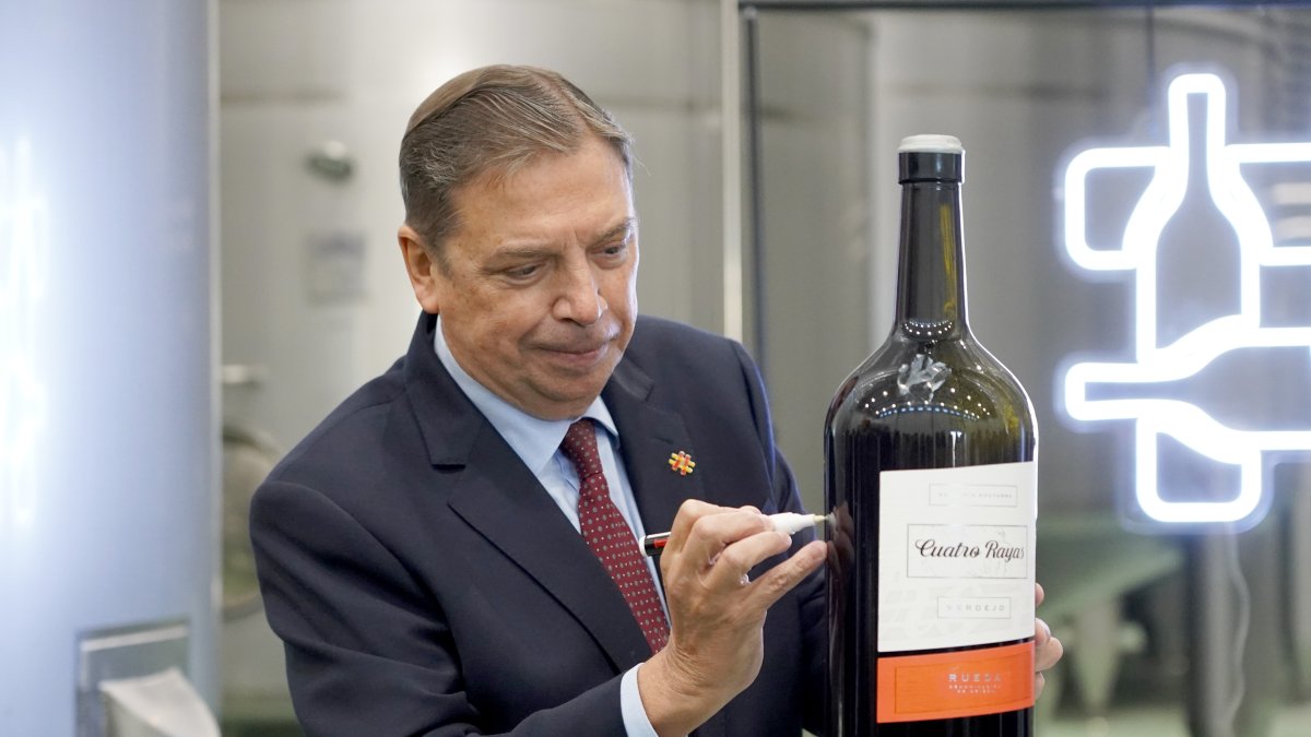 El ministro de Agricultura, Pesca y Alimentación, Luis Planas, inaugura las nuevas instalaciones de la Bodega Cuatro Rayas