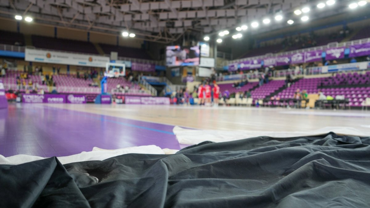 Imagen de una lona tapando el parquet del Pisuerga que llevó a la suspensión del partido del sábado.