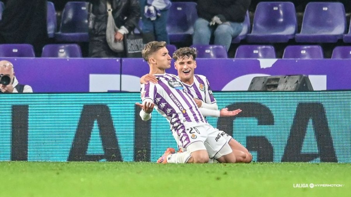 El atacante blanquivioleta Chuki, a la izquierda, celebra el gol de la victoria acompañado por el también canterano Delgado.