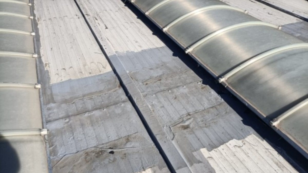 Vista parcial de una zona de la cubierta de Pisuerga en mal estado.