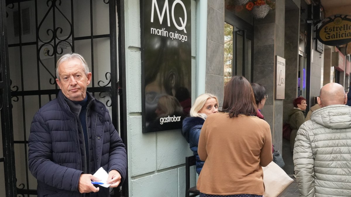 Cola en el restaurante Martín Quiroga para reservar mesa.