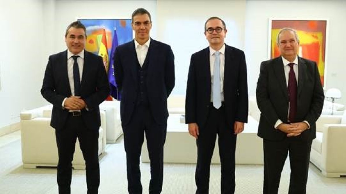 Sánchez traslada al nuevo CEO de Renault el apoyo del Gobierno a sus planes en España