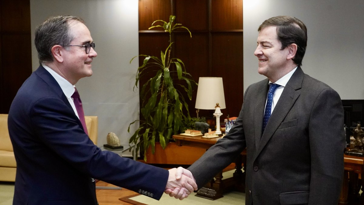 El presidente de la Junta de Castilla y León, Alfonso Fernández Mañueco, mantiene un encuentro con el CEO de Renault Group, François Provost.
