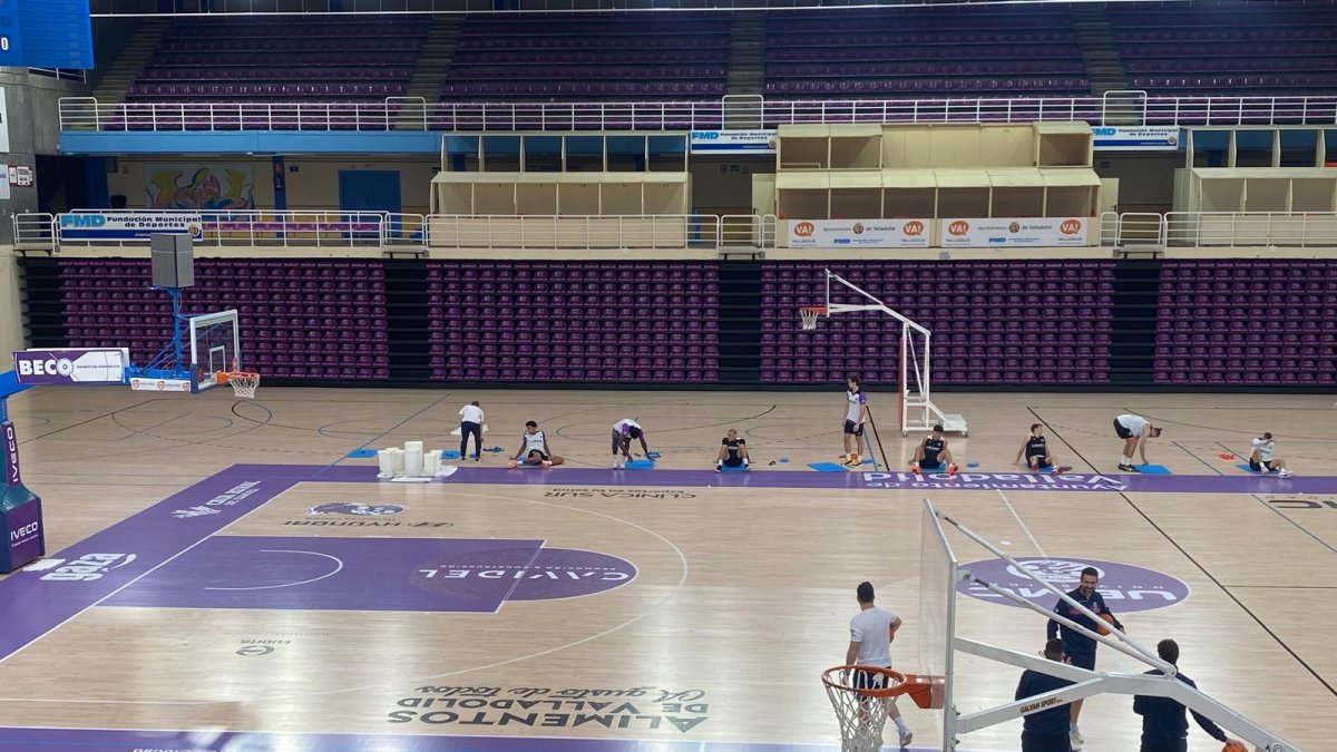 La plantilla del UEMC Baloncesto Valladolid entrenando en Pisuerga con los cubos por las goteras.