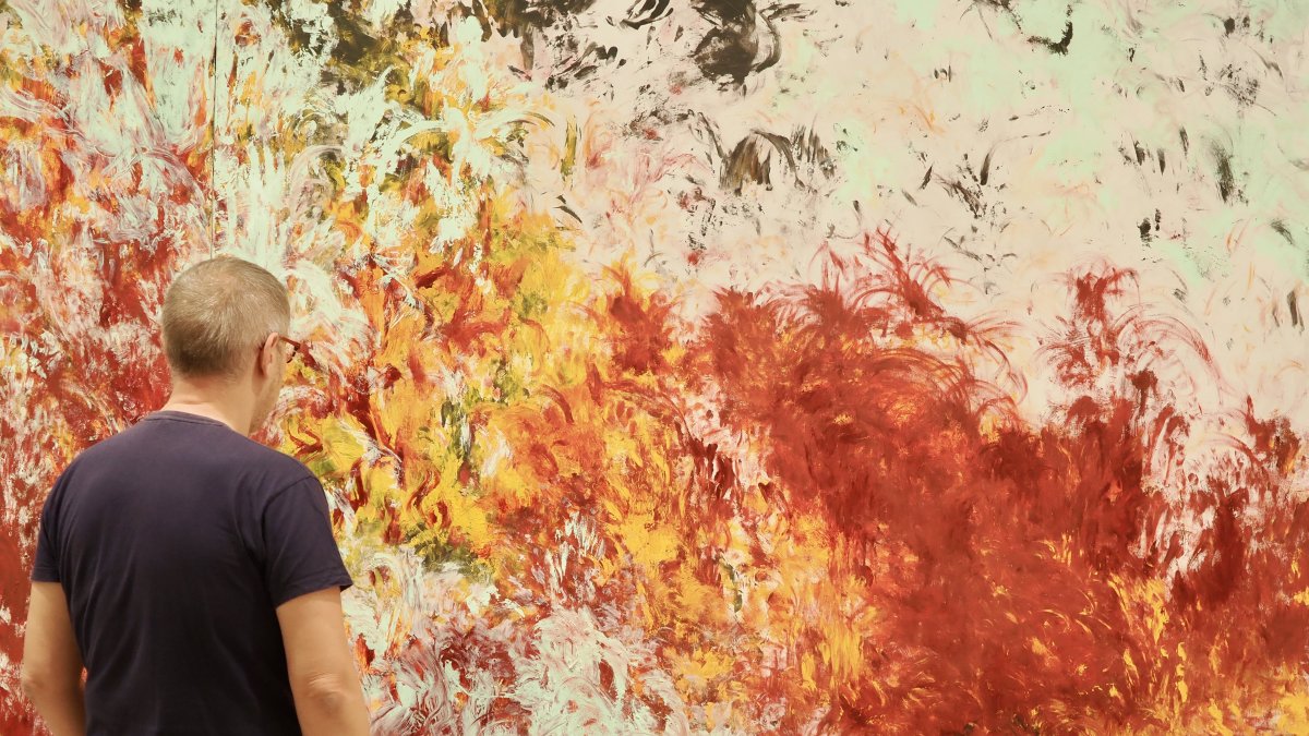 Un hombre contempla una de las obras de Carlos León