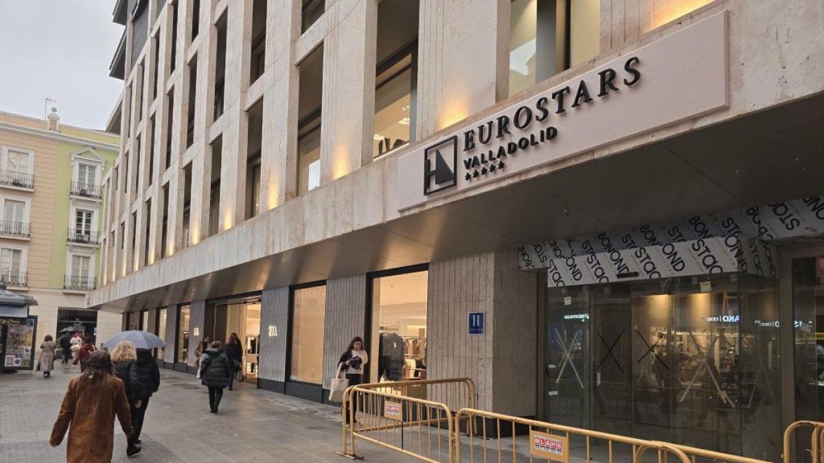 Rótulo ya colocado del Hotel Eurostars en el edificio de la calle Constitución