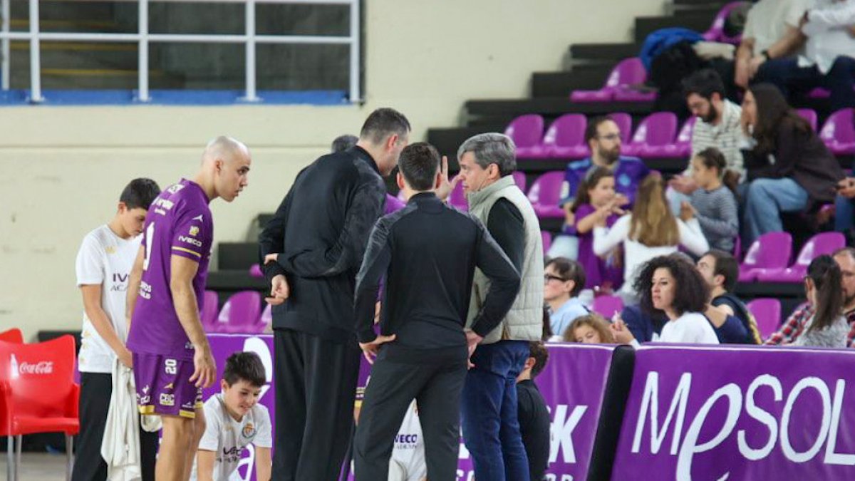 Imagen de la suspensión del último partido del UEMC Baloncesto Valladolid por las goteras de Pisuerga.