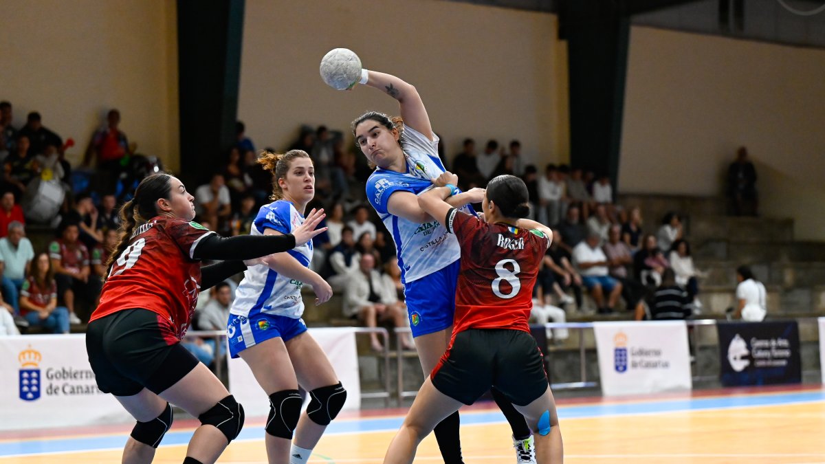 Una acción del duelo jugado por el Aula en Lanzarote.