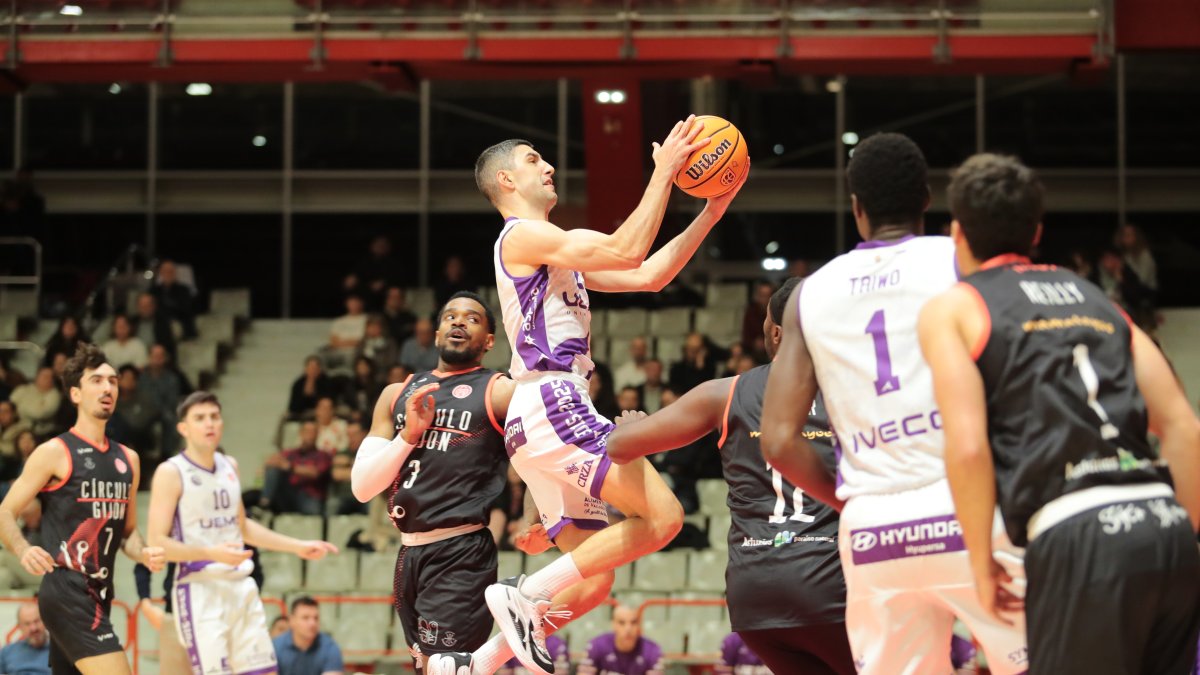 Imagen del duelo entre  el Círculo Gijón Baloncesto y el UEMC Baloncesto Valladolid.