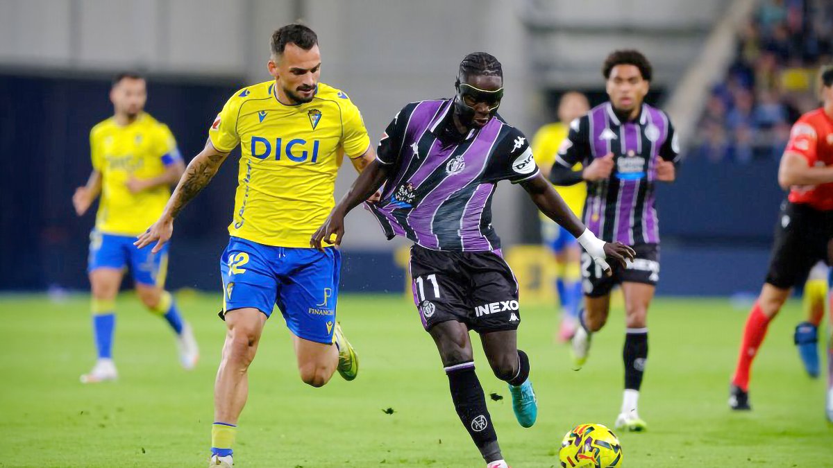 Amath es agarrado por Tabatadze cuando se dispone a tirar a puerta.