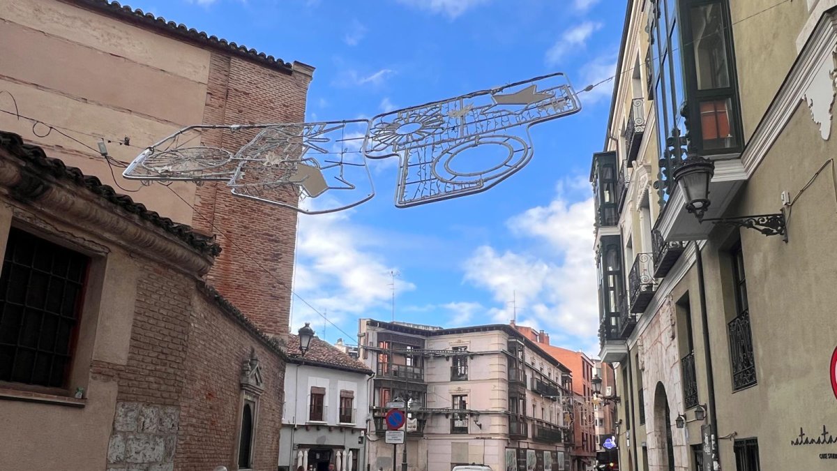 Adorno navideño de la calle San Martín de Valladolid, una vez recolocado tras haberse desplomado.