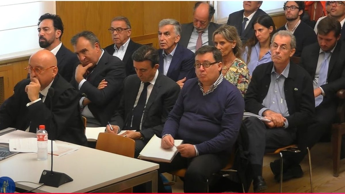 Acusados y sus defensas durante una jornada del juicio por la 'trama eólica'.