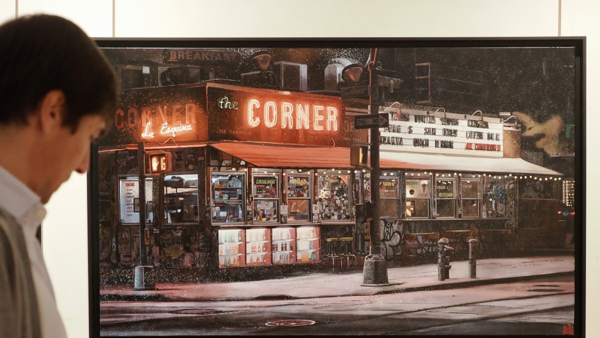 Luis Pérez junto a una de sus obras, 'The Corner'. /Miguel Ángel Santos