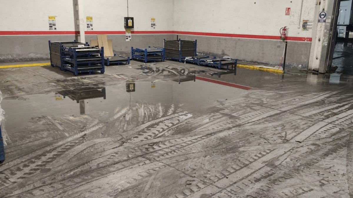 Zonas inundadas en la nave de Arcese.