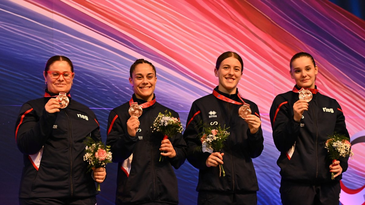 Teresa Ginés (izquierda) y Loreto Tuñón (derecha), con la medalla de bronce de España